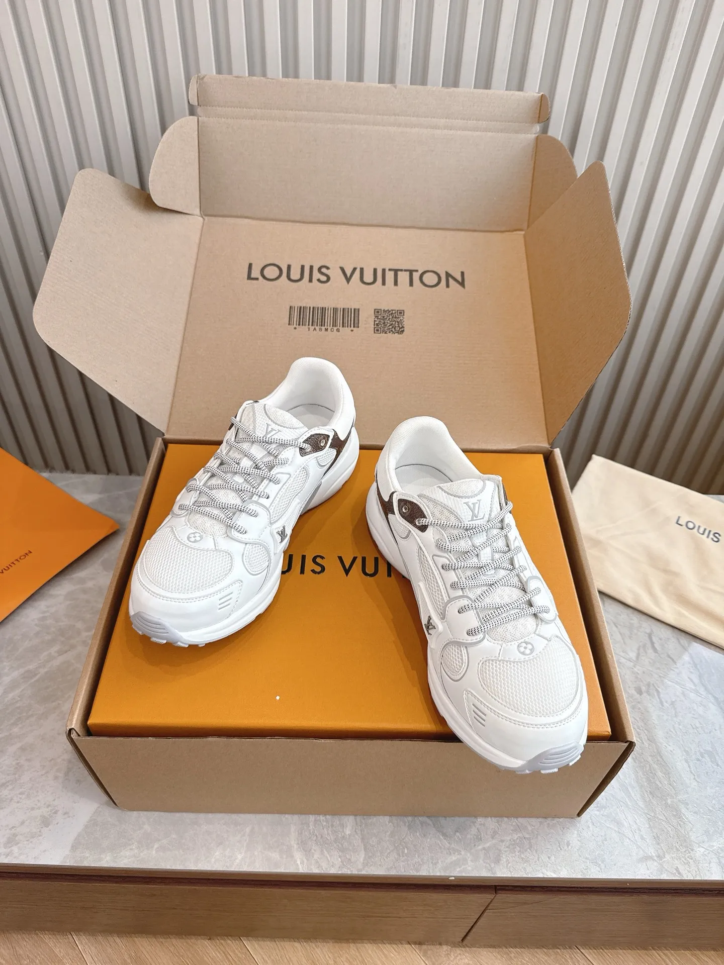 👟👟Ex-factory price 640👟👟 Men's size +10 (top version) 2025 new LV couple's same style sneakers, hot coming🔥🔥🔥Official website synchronized fabric, using special material printing process. Inside, breathable mesh, size 35-42 for women, 39-46 for men, factory standard complete package + airplane box